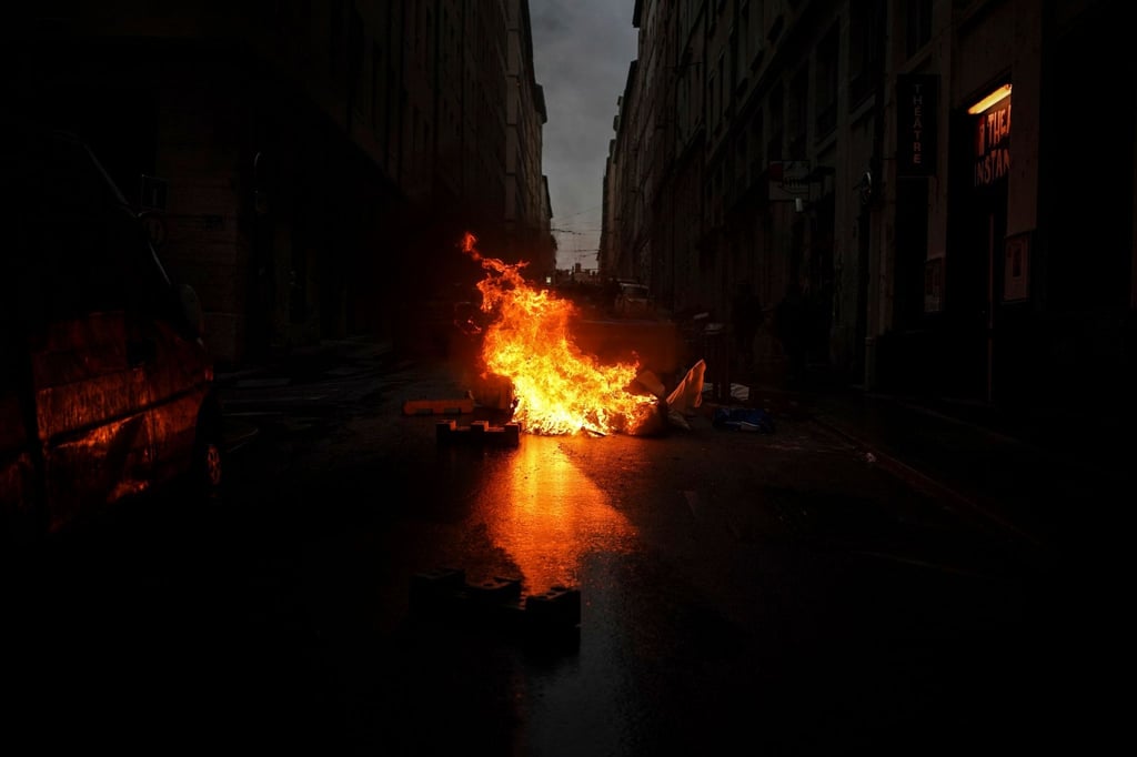 Die umstrittene Rentenreform von Frankreichs Präsident Emmanuel Macron kann in Kraft treten - die Proteste gehen jedoch weiter, wie hier in Lyon.