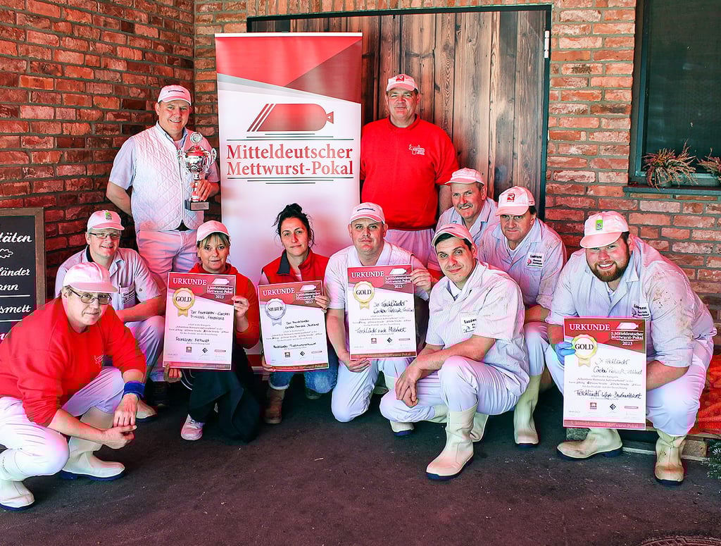 Über mehrere Urkunden und den Pokal durfte sich das Team der Landfleischerei freuen.