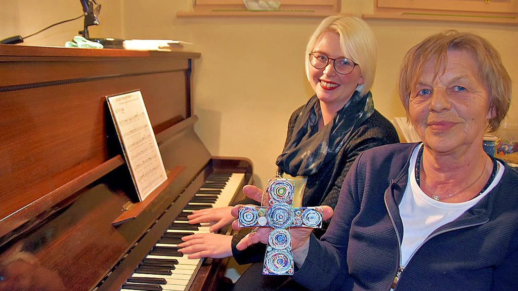 Annemarie Krause und Astrid Leischwitz gestalten die musikalischen Andachten in der evangelischen Gemeinde Wieglitz.