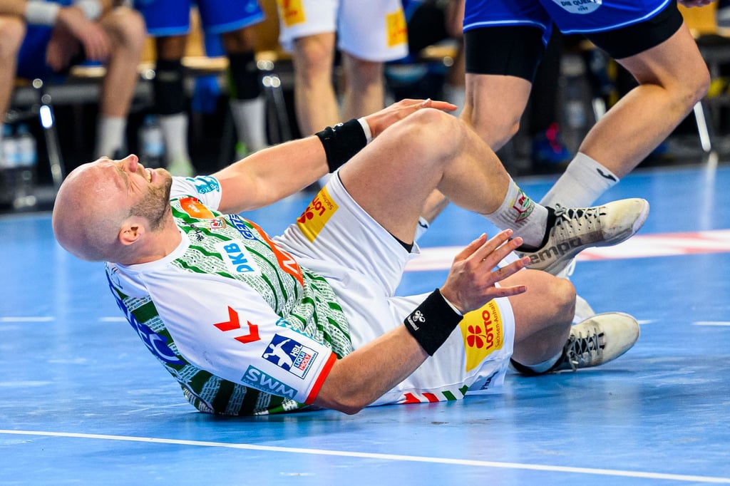 Oscar Bergendahl liegt am Boden.