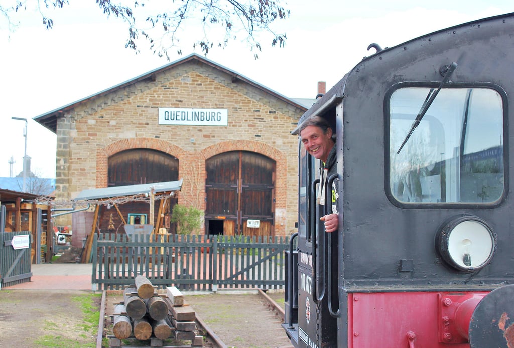 Steffen Schade mit der Lok „Paulchen" vor dem Lokschuppen in Quedlinburg.