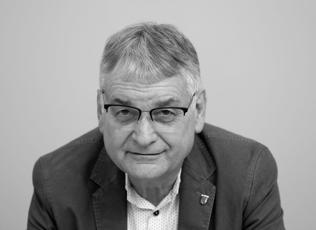Bürgermeister von Seelow Jörg Schröder während einer Pressekonferenz 2019.