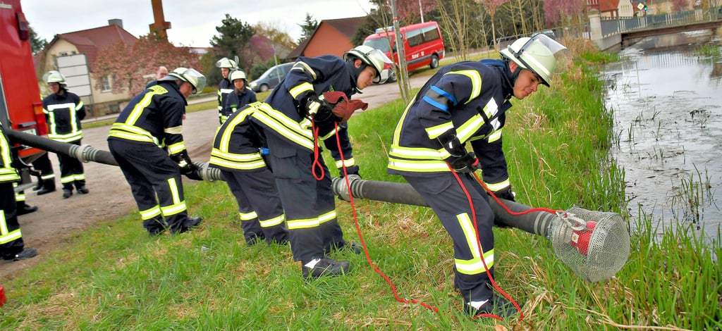 Einen Tag vor der großen Prüfung übten die angehenden Feuerwehranwärter noch einmal als Gruppe einen Löscheinsatz.