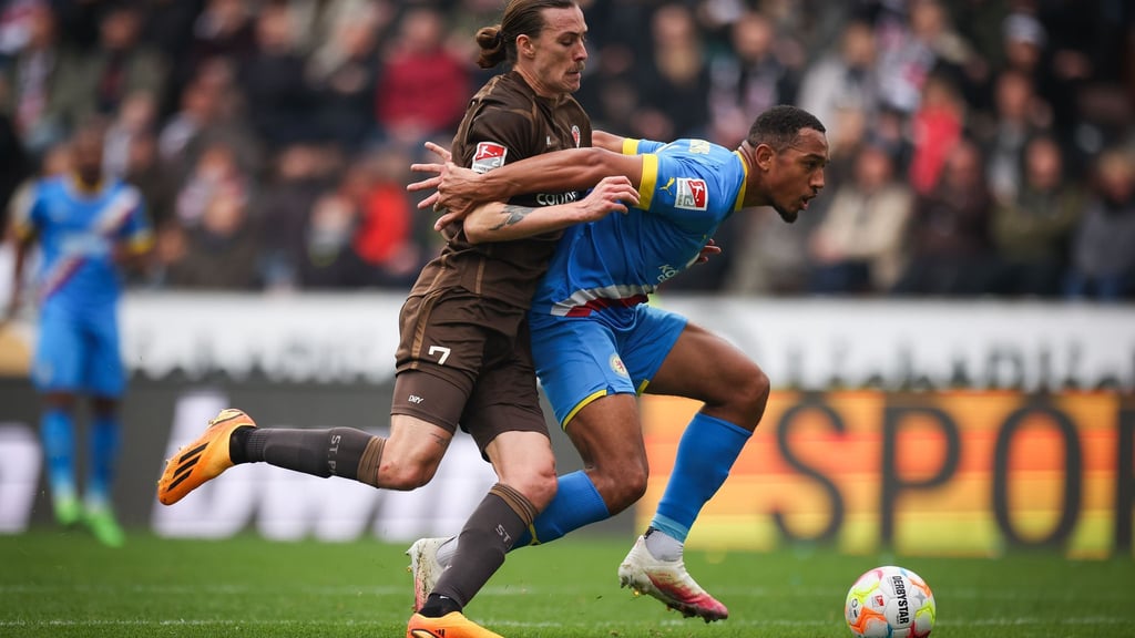 Sankt Paulis Jackson Irvine (l) und Braunschweigs Anton Donkor im Kampf um den Ball.