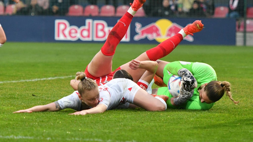 Goalkeeper “Elvis” Herzog Injured in the DFB Cup Semifinals