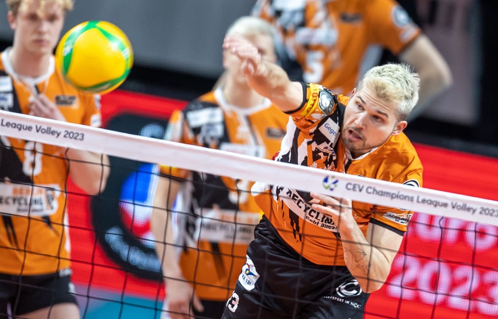 Berlins Ruben Schott spielt den Ball über das Netz.