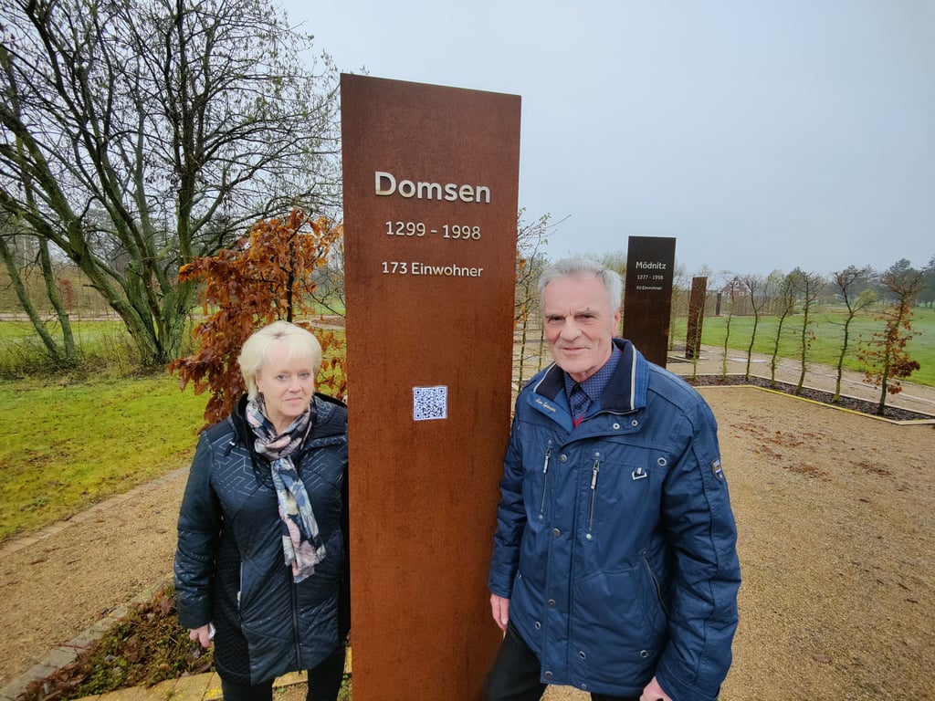 Renate Bader und Siegfried Schumann sind als ehemalige Bewohner der abgebaggerten Ortschaft Domsen als Zeitzeugen in Video-Interviews zu sehen. Diese können jetzt auch per QR-Code an den Wandelgängen aufgerufen werden.