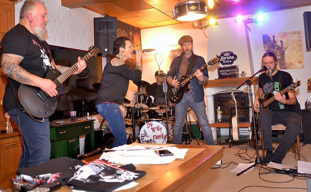 Die Musiker der Rockband „Willy Family“ hatten ein ehemaliges Wohnzimmer zu ihrem Probenraum umfunktioniert.