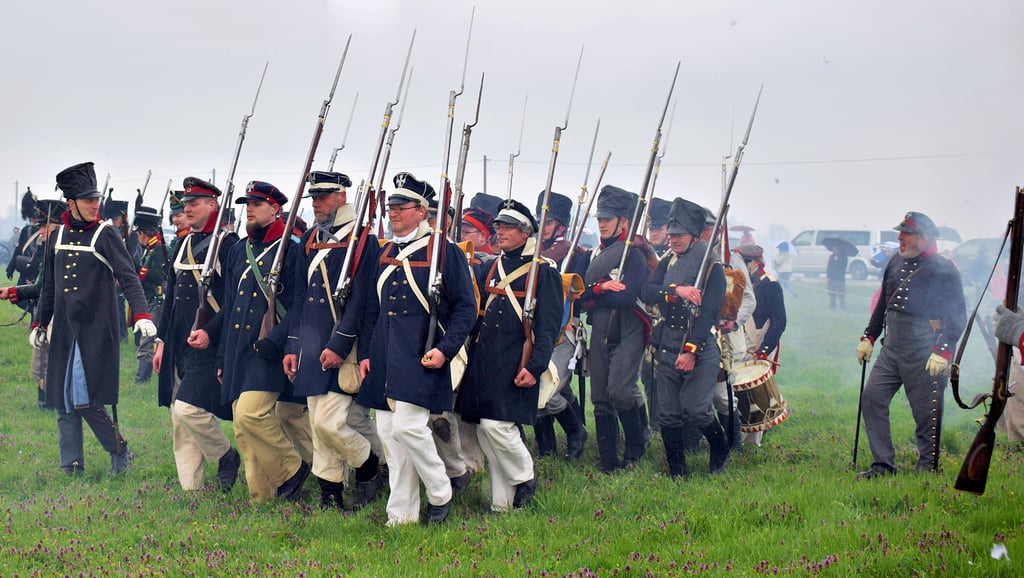 Das Abfeuern der Kanonen und Handfeuerwaffen tauchte das Gefechtsfeld immer wieder tief in Rauchschwaden. Gerade unternehmen die verbündeten Truppen einen erneuten Versuch, die napoleonische Armee zurückzudrängen. Am 5. April 1813 war ihnen das innerhalb der Befreiungskriege erstmals gelungen.