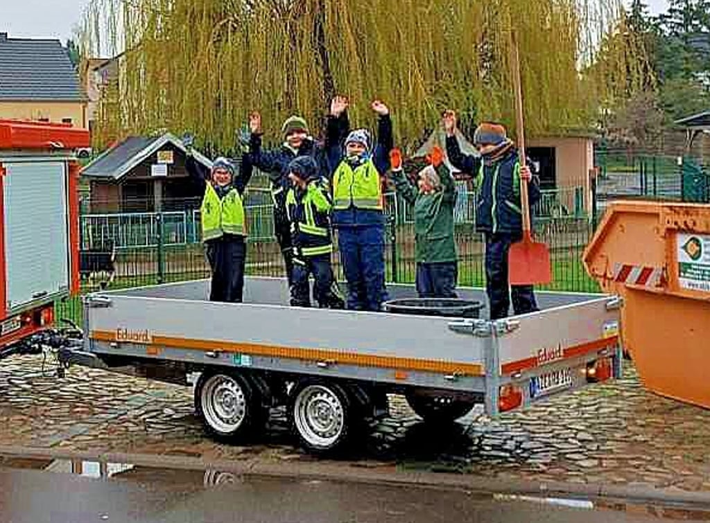 Auch Regen konnte die Güterglücker Kinderfeuerwehr lnicht davon abbringen, Müll zu sammeln.A. Schulze