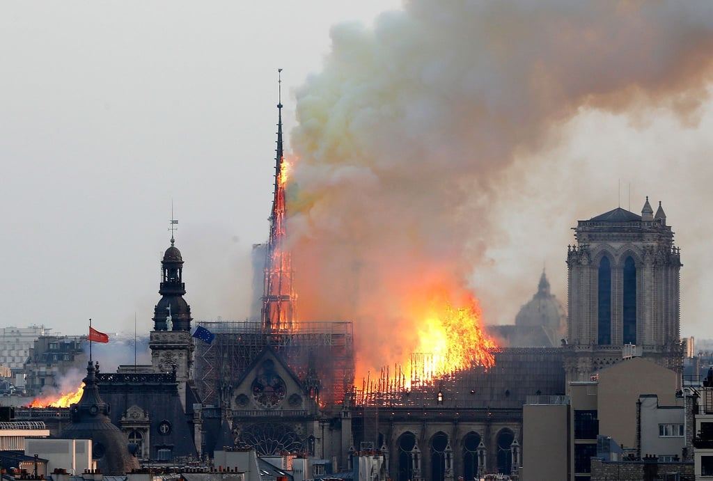 Flammen und Rauch steigen am 15. April 2019 von der Pariser Kathedrale Notre-Dame auf.