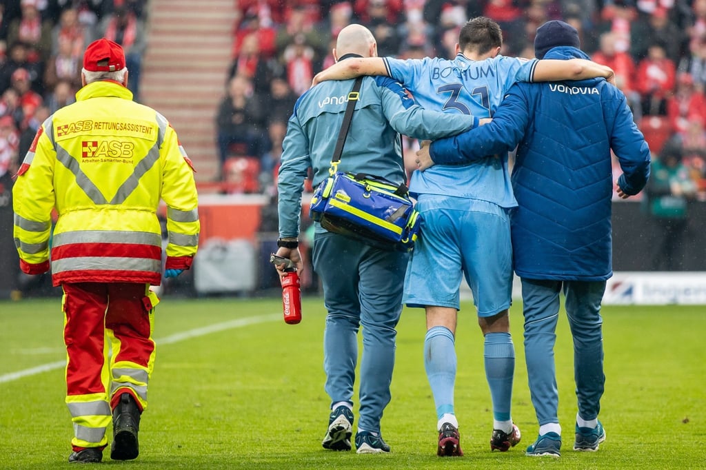 Bochums Keven Schlotterbeck (2.v.r) wird verletzt ausgewechselt.