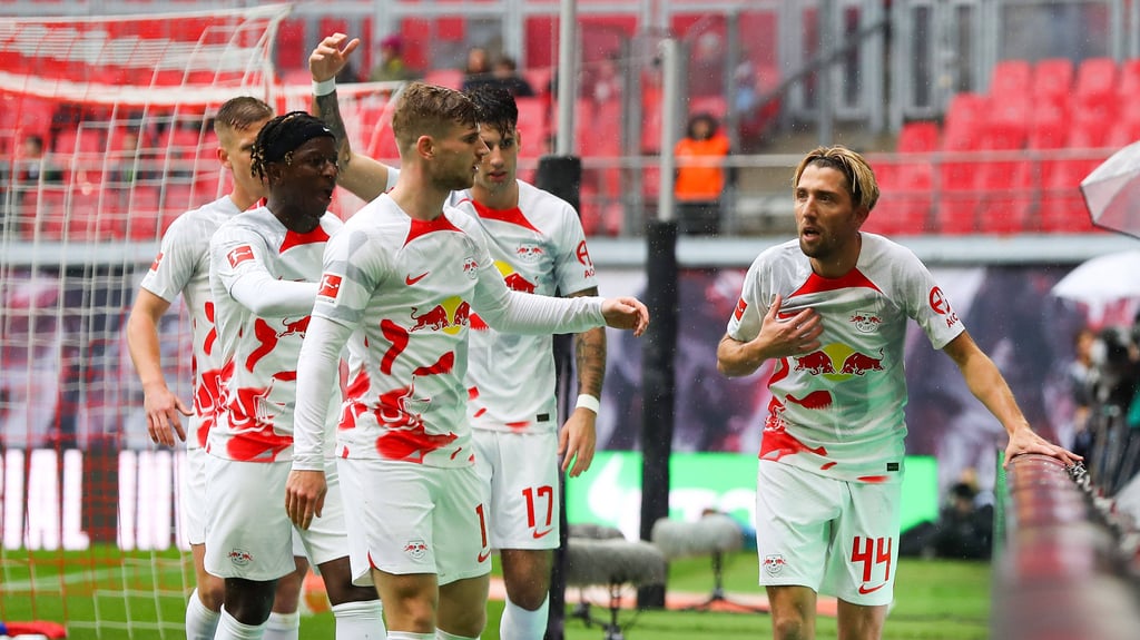 Kein Jubel bitte: Kevin Kampl muss erst wieder Sauerstoff bekommen.