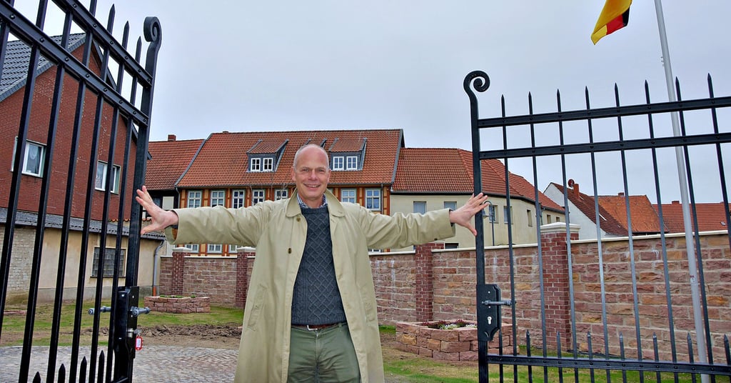 Das schmiedeeiserne Tor zum neu gestalteten Hof am Calvörder Marktplatz möchte Eckart Reihlen bei Veranstaltungen für die Öffentlichkeit oder für Ausflüge der Kinder der Tagesstätte und des Hortes öffnen.