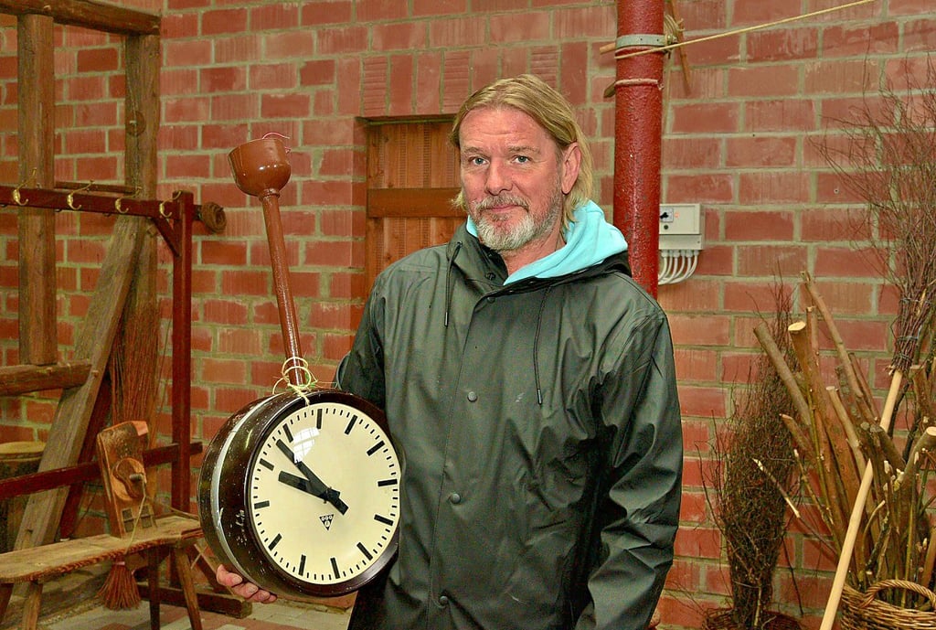 Andreas Franke freute sich über sein Schnäppchen auf dem Antik- und Flohmarkt. Er hat die alte Schuluhr der ehemaligen Tereschkowa-Schule ergattert.