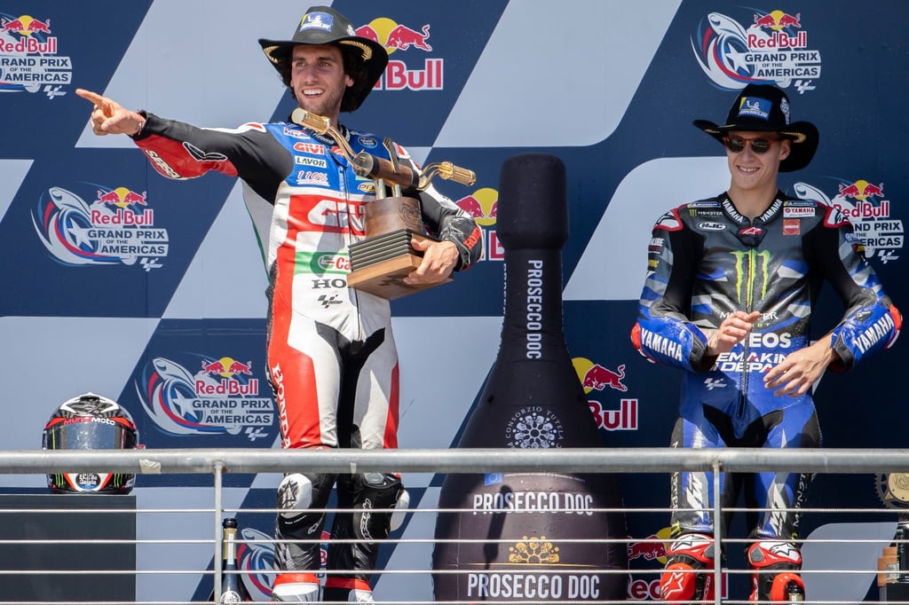 Alex Rins (l) holte sich beim Grand Prix der USA den Sieg.