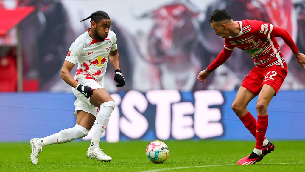 Backen aufgeplustert: Christopher Nkunku gegen Augsburgs Iago.