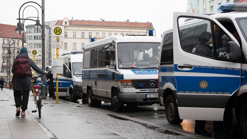 Polizeifahrzeuge stehen am Hermannplatz in Neukölln.