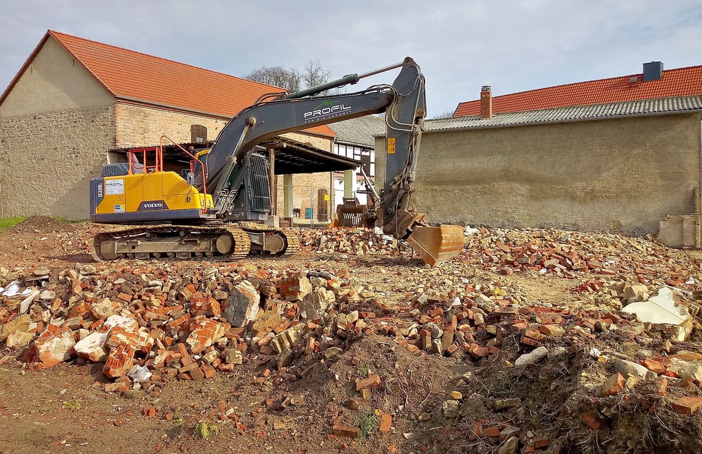 Noch bis weit bis in den vergangenen März hinein stand hier das Kulturhaus von Seehausen. Jetzt sollen auf leeren der Fläche Eigenheime entstehen.