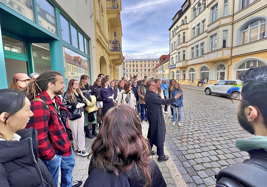 Im Johannisviertel trafen sich am Donnerstag 80 Studenten aus den Bereichen Architektur und Design zur Foto-Safari durch die Innenstadt.