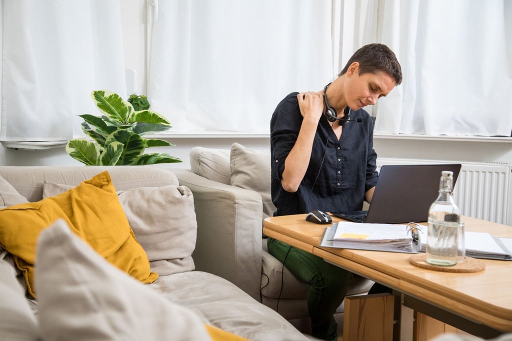 Arbeiten vom Sofa aus: Das klingt bequem, kann aber zu Verspannungen führen.