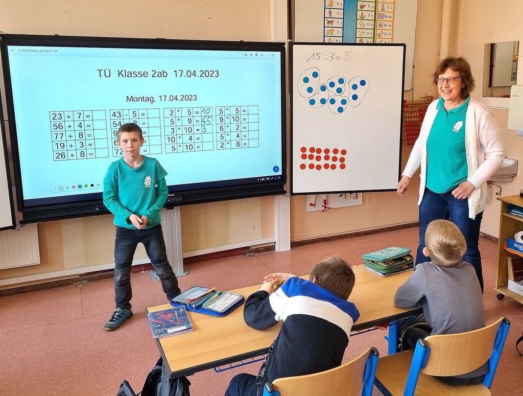 Lucas aus der Klasse 2a hat im Mathematikunterricht bei Anke Henke gerade die Lösung für eine Mathematikaufgabe in eine Tabelle auf dem Whiteboard eingetragen.