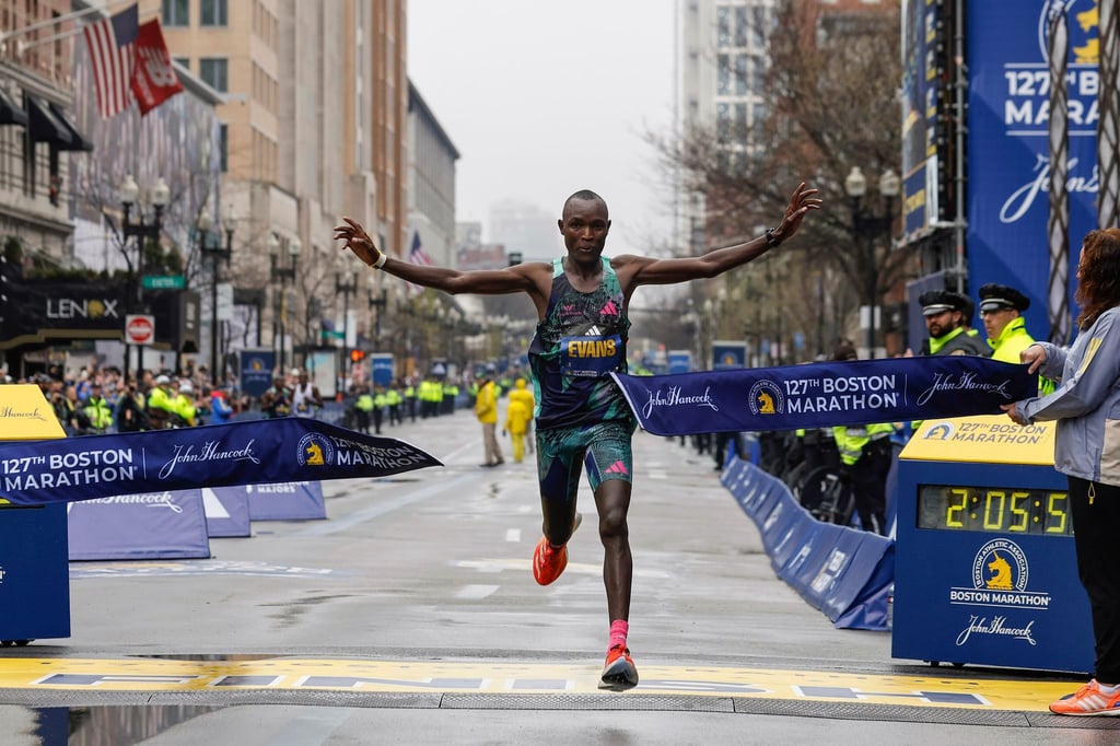 Evans Chebet aus Kenia durchbricht das Band auf der Ziellinie und gewinnt den Boston Marathon.