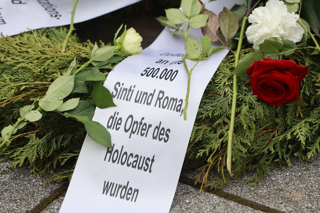 Ein Kranz mit der Schleifen-Aufschrift "Gedenken an die 500.000 Sinti und Roma, die Opfer des Holocaust wurden", aufgenommen bei der Gedenkveranstaltung zum 78. Tag der Befreiung des Konzentrationslagers Mittelbau-Dora.