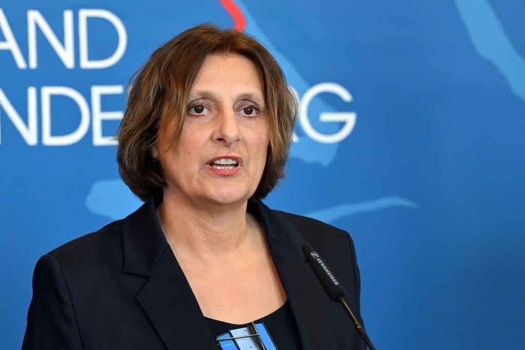 Britta Ernst erklärt bei einer Pressekonferenz in der Staatskanzlei Brandenburg ihren sofortigen Rücktritt.