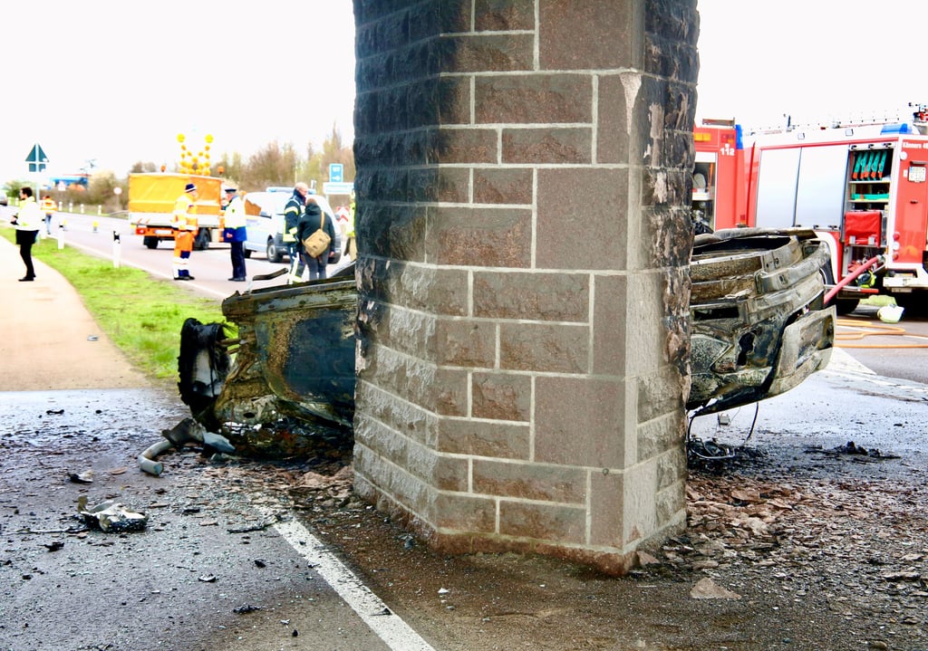Der Mercedes fing beim Zusammenprall mit dem Brückenpfeiler sofort Feuer.