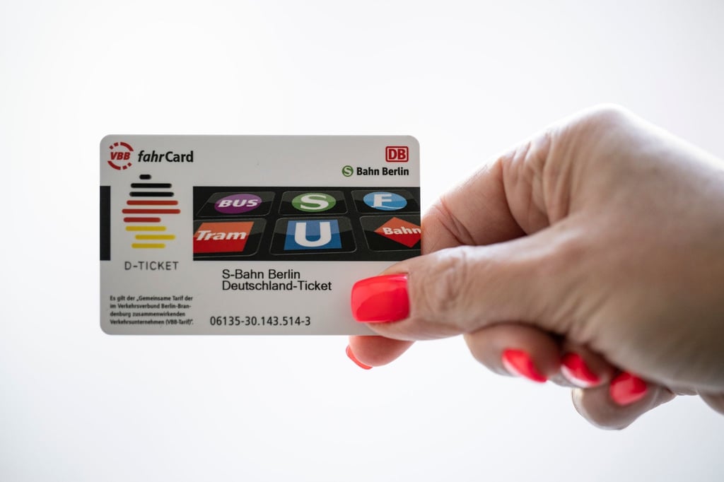 Das 49-Euro-Ticket gilt auch für das Nahverkehrsangebot der Bahn. Verbraucherschützer warnen hier jedoch vor Einschränkungen der Fahrgastrechte.