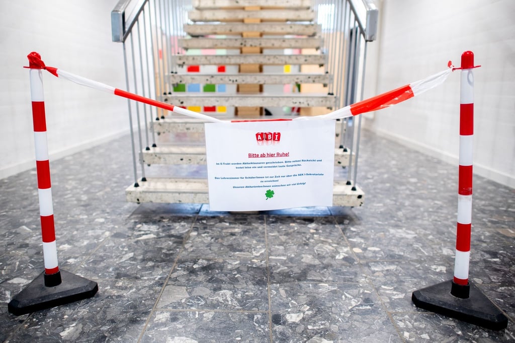 Eine Absperrung mit dem Hinweis auf die einzuhaltende Ruhe steht während der schriftlichen Abiturprüfungen vor einer Treppe.