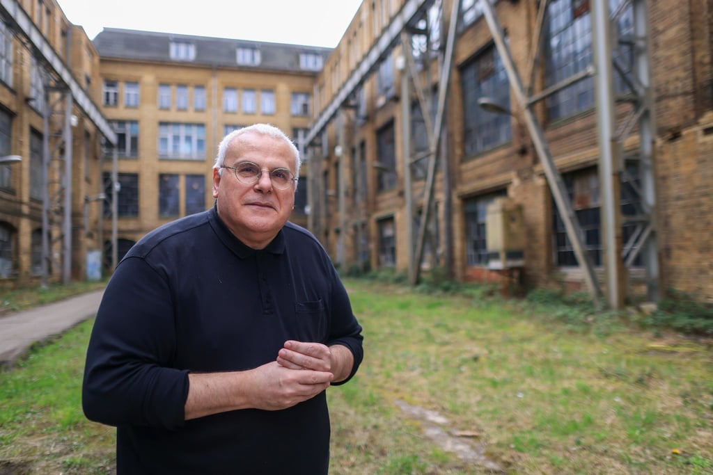 Kurator Richard Castelli steht in einem Hof der Pittlerwerke.