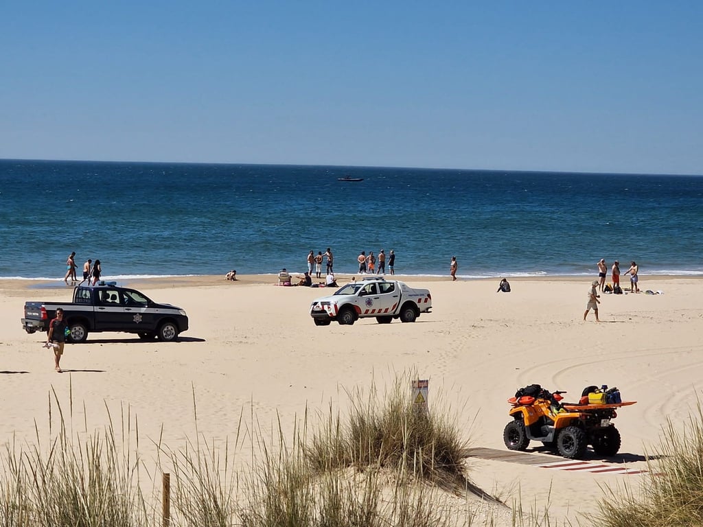 Einsatz vor der Küste der Algarve: Eine im Meer vermisste junge Frau konnte rund 20 Stunden nach ihrem Verschwinden lebend gerettet werden.