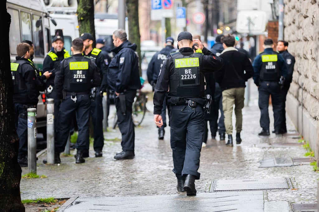 Polizeikräfte stehen nahe dem Rathaus Neukölln an der Polizeidirektion 5 - Abschnitt 54.