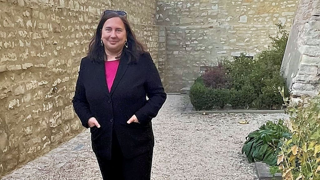 Kika-Programmchefin Astrid Plenk an einem ihrer Lieblingsplätze in Bernburg - dem Kräutergarten des Schlosses.