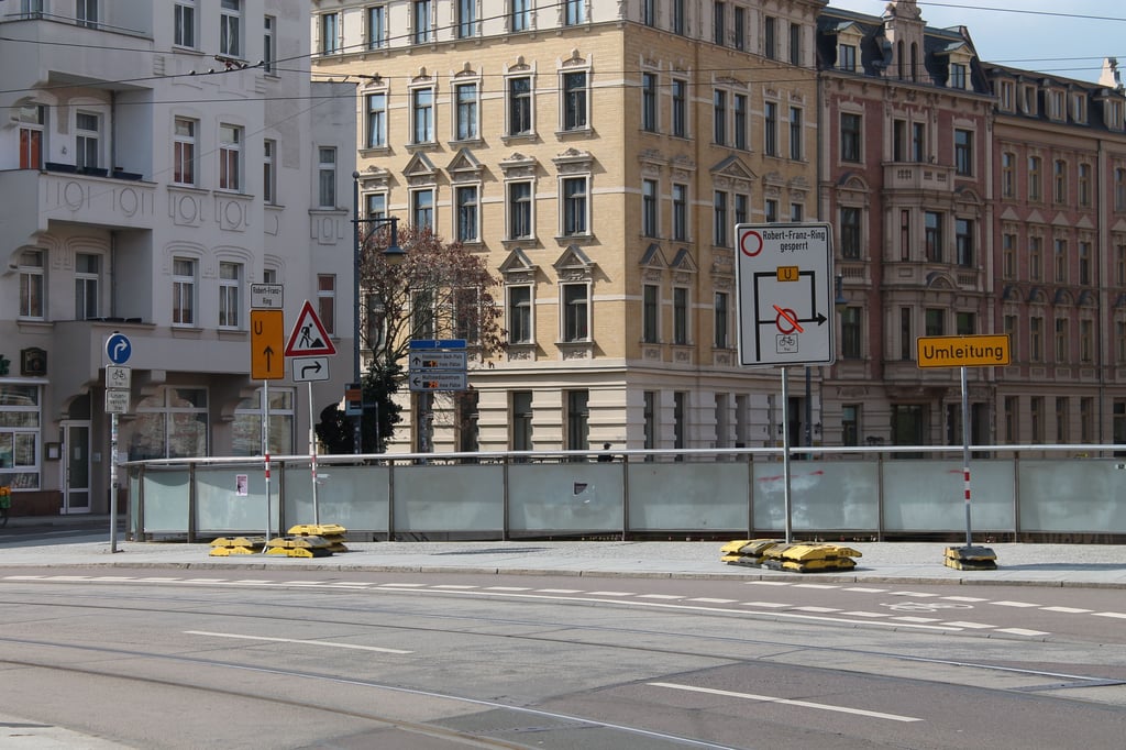 Die Umleitungsschilder am Robert-Franz-Ring in Halle stehen schon.