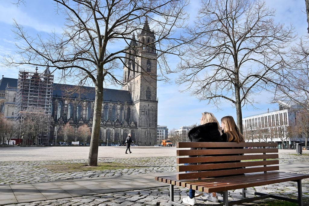 Bänke sind Mangelware selbst auf dem Magdeburger Domplatz – mit Rückenlehne gibt es nur ganze vier. Der Stadtrat hat die Neuausstattung mit mehr Sitzmobiliar beschlossen und fürs ganze Stadtgebiet schon 2020 die Spendenaktion „Meine Bank für Magdeburg“ angeregt.