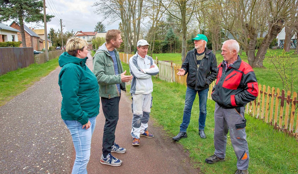 Bewohner des Umfelds der zukünftigen Kita in Mildensee treffen sich am geplanten Standort