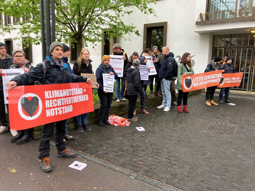 Unterstützer der Angeklagten demonstrieren vor dem Gericht.