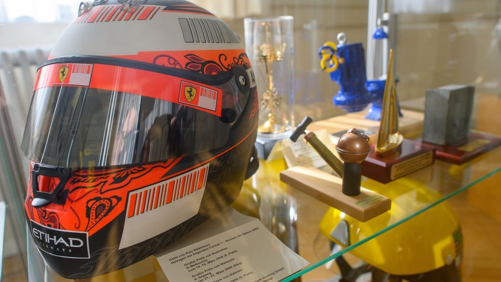 Ein Helm von Kimi Räikkönen ist in der Staatskanzlei von Sachsen-Anhalt in einer Vitrine mit Geschenken zu sehen.