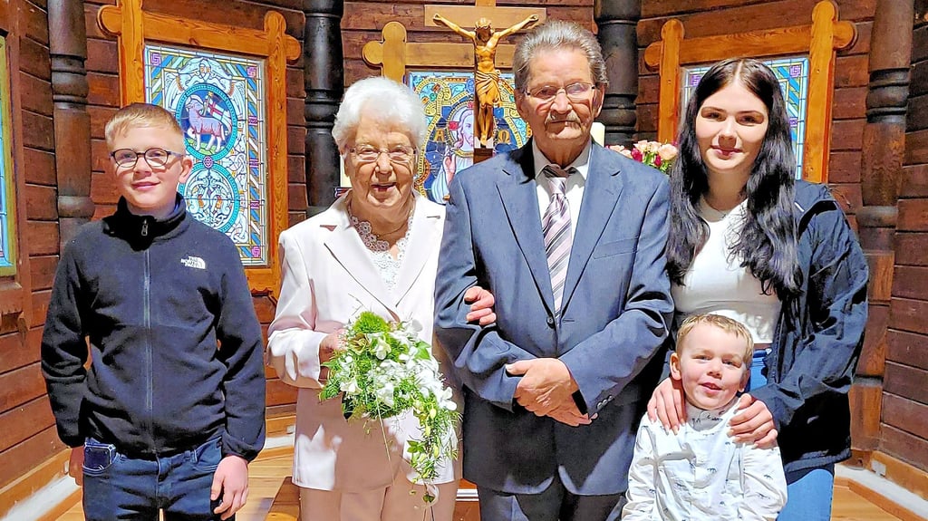 Ursula und Helmut Seehausen feiern in der Stieger Stabkirche ein zweites Mal Hochzeit. Zu den Gratulanten zählen die Urenkel Laurin (11, links), Lara (16) und Henry (5).