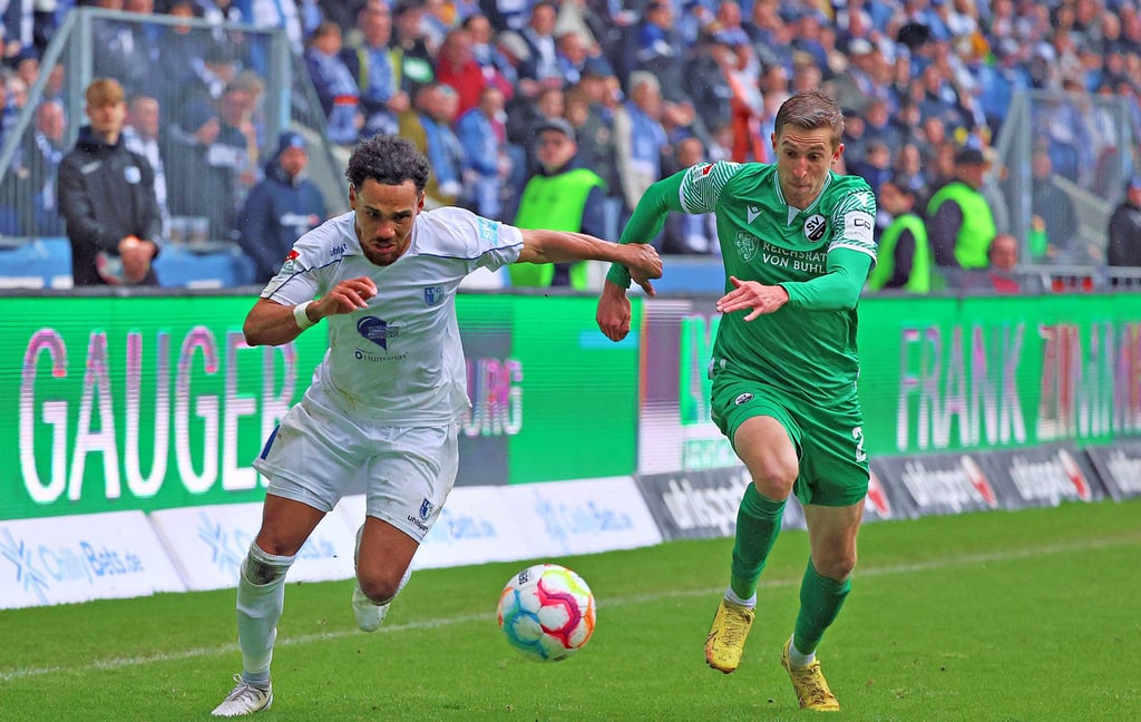 Bestritt seit seinem Wechsel im vergangenen September 19 Partien für den 1. FC Magdeburg und sammelte zwei Scorerpunkte: Herbert Bockhorn (l.), hier gegen Sandhausens Arne Sicker.