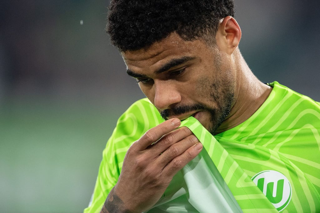 Paulo Otavio beißt nach seiner verletzungsbedingten Auswechselung in sein Trikot.