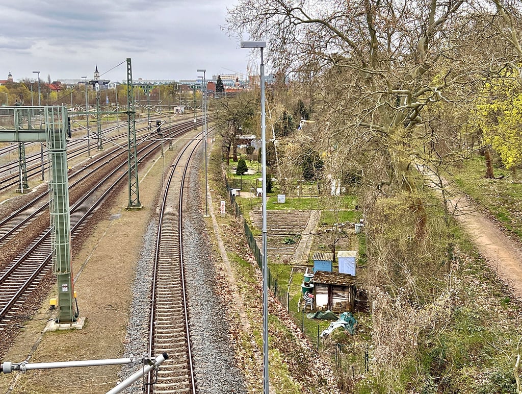 Blick von der Schächterschanze auf die Gartenanlage „Reichsbahn Nord“, die direkt an den Bahngleisen am Dessauer Tierpark liegt.