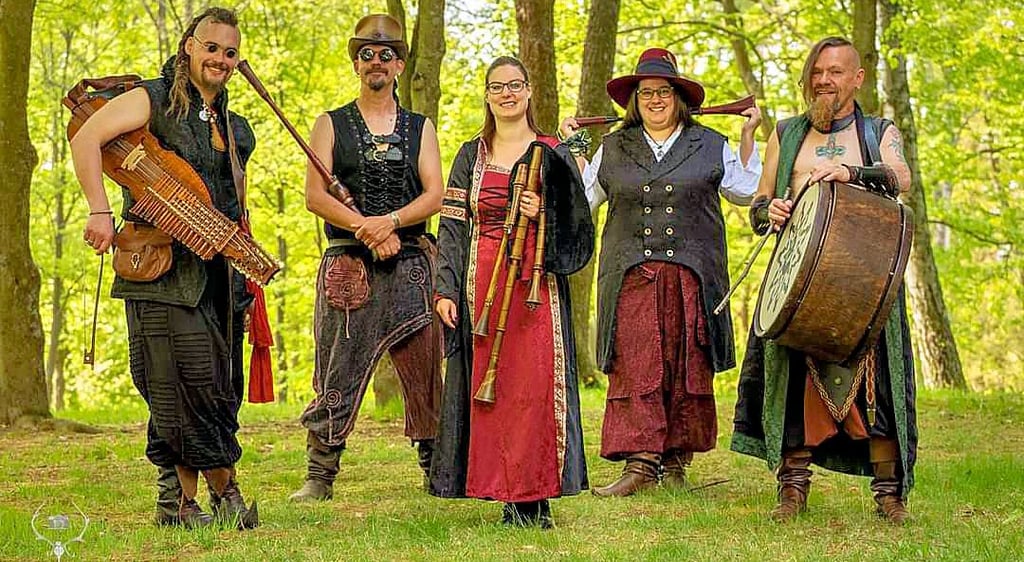 Die Gruppe Crex Confusus soll das Volk mit mittealterlichen Instrumenten und Liedern begeistern.