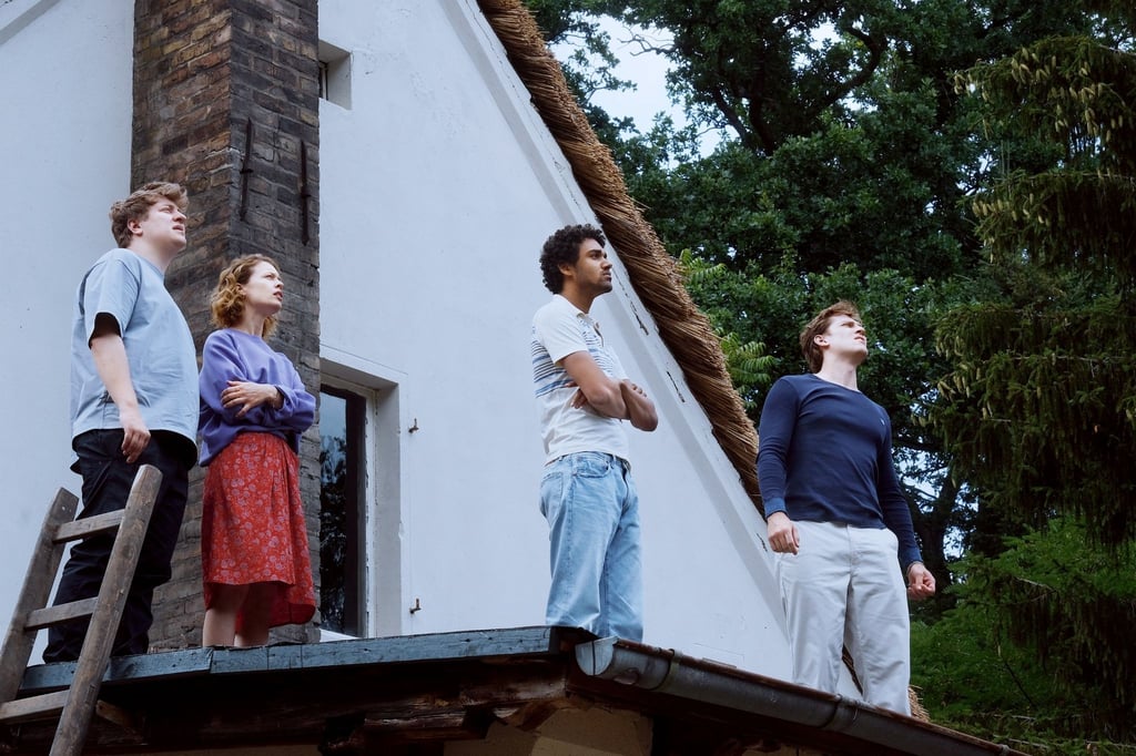 Leon (Thomas Schubert, l-r), Nadja (Paula Beer), Felix (Langston Uibel) und David (Enno Trebs) verbringen Zeit an der Ostsee.