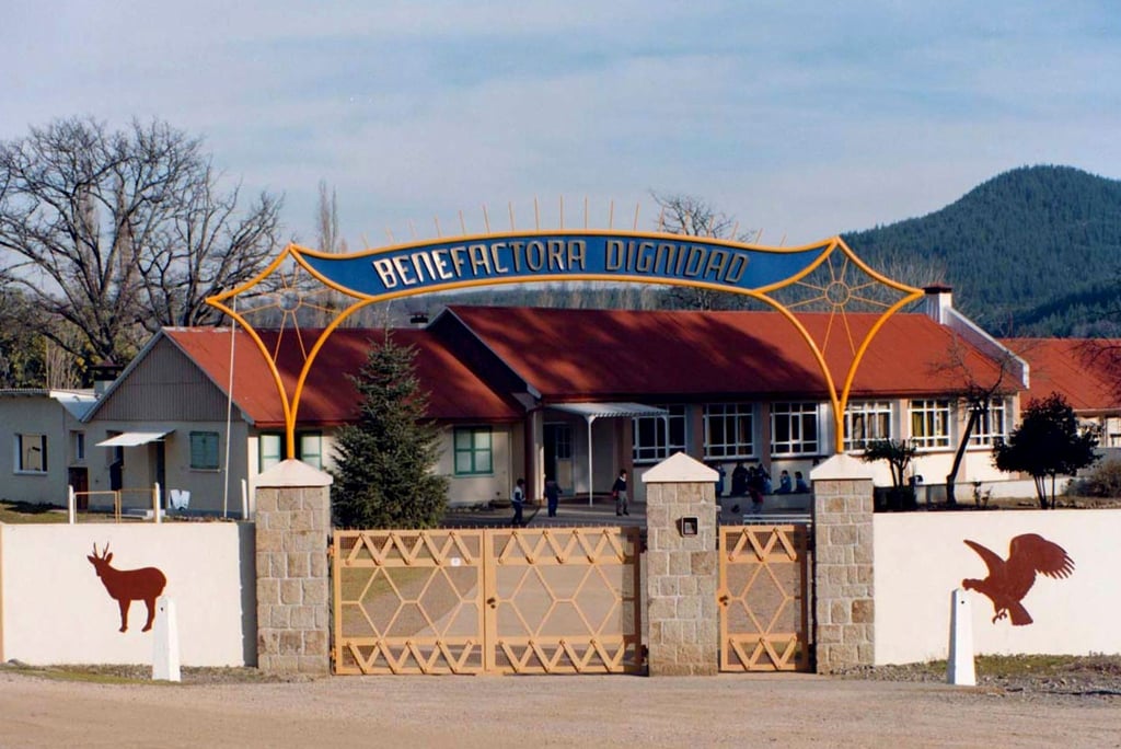 Den Eingangsbereich der „Colonia Dignidad“ in den 1980er-Jahren - auf dem Gelände am Fuße der Anden wurde getötet, gefoltert und missbraucht.