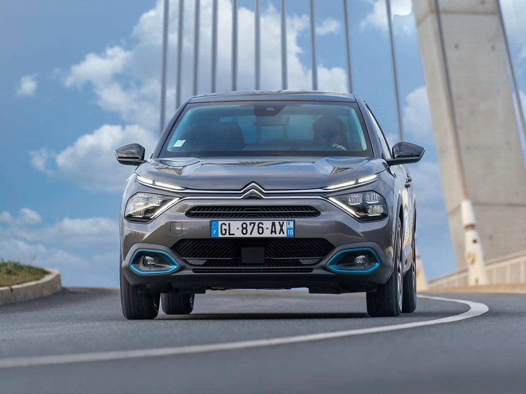 Der Citroën e-C4X ist ein unkonventioneller Crossover mit Elektro-Antrieb. Er ist zwar günstiger als die Konkurrenz von Tesla, BMW und VW, dafür aber technisch etwas im Rückstand.