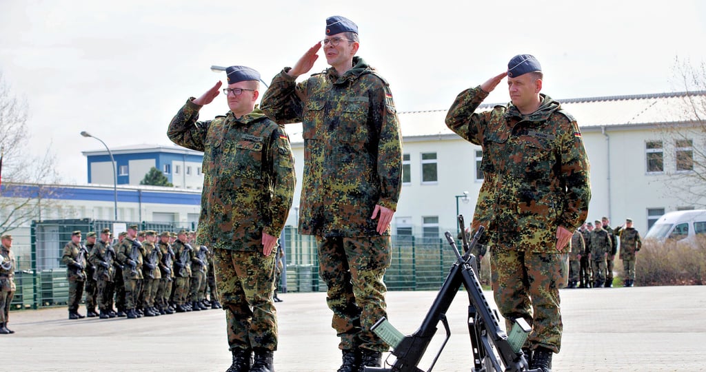 Als Kommandeur eines großen Verbandes blickt Oberst Karsten Olf (Mitte) aktuell auf bewegte zwölf Monate Dienstzeit zurück.